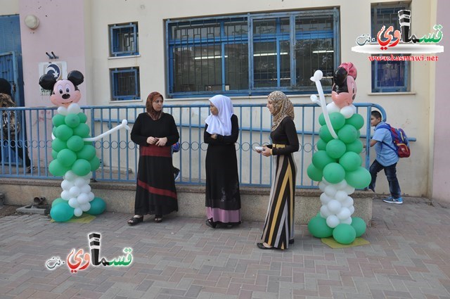 مدرسة جنة بن رشد والمربية ايمان بدير يستقبلون طلابهم بالزهور والورود